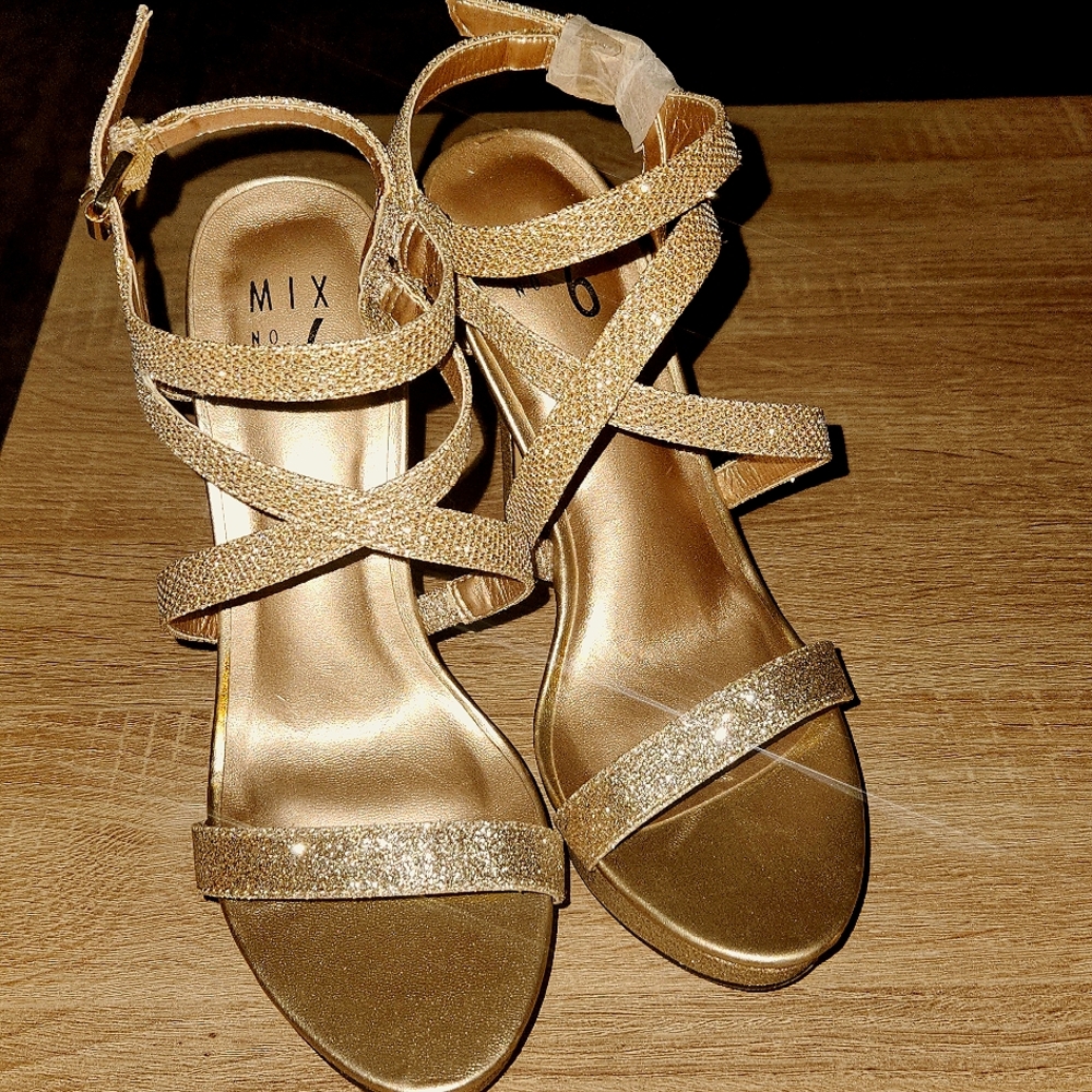 NWOT Mix no. 6 glitter strappy heel.